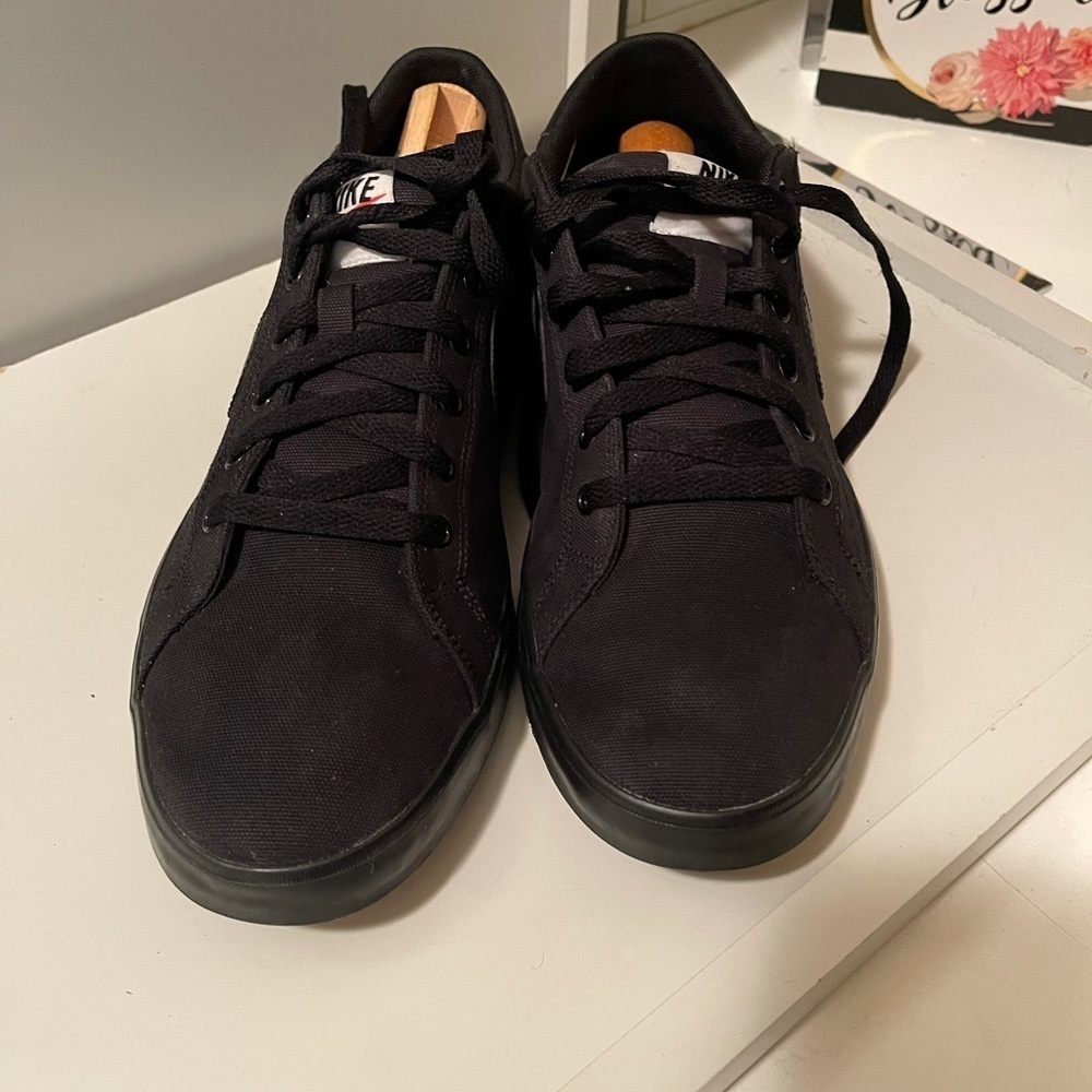 Nikes very nice and  simple sneaker with black logo in two sides - Picture 5 of 16